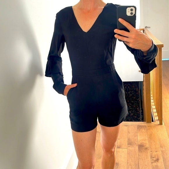 Club Monaco Bodena frill Long Sleeve Romper Jumpsuit shorts v neck Black Sz 0 - Picture 5 of 16